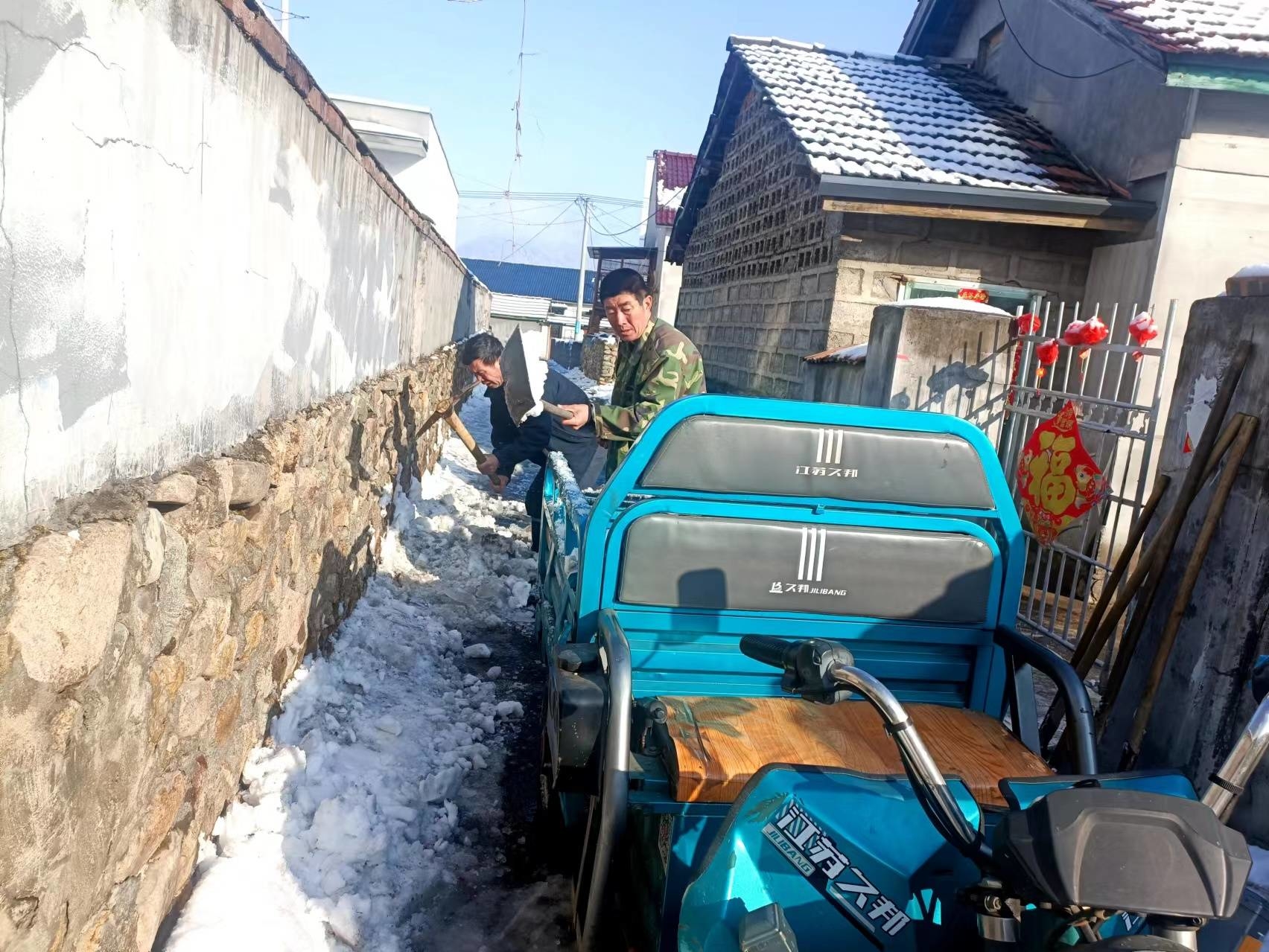 集安市榆林镇积极开展“清除冰雪 保障出行”志愿服务活动