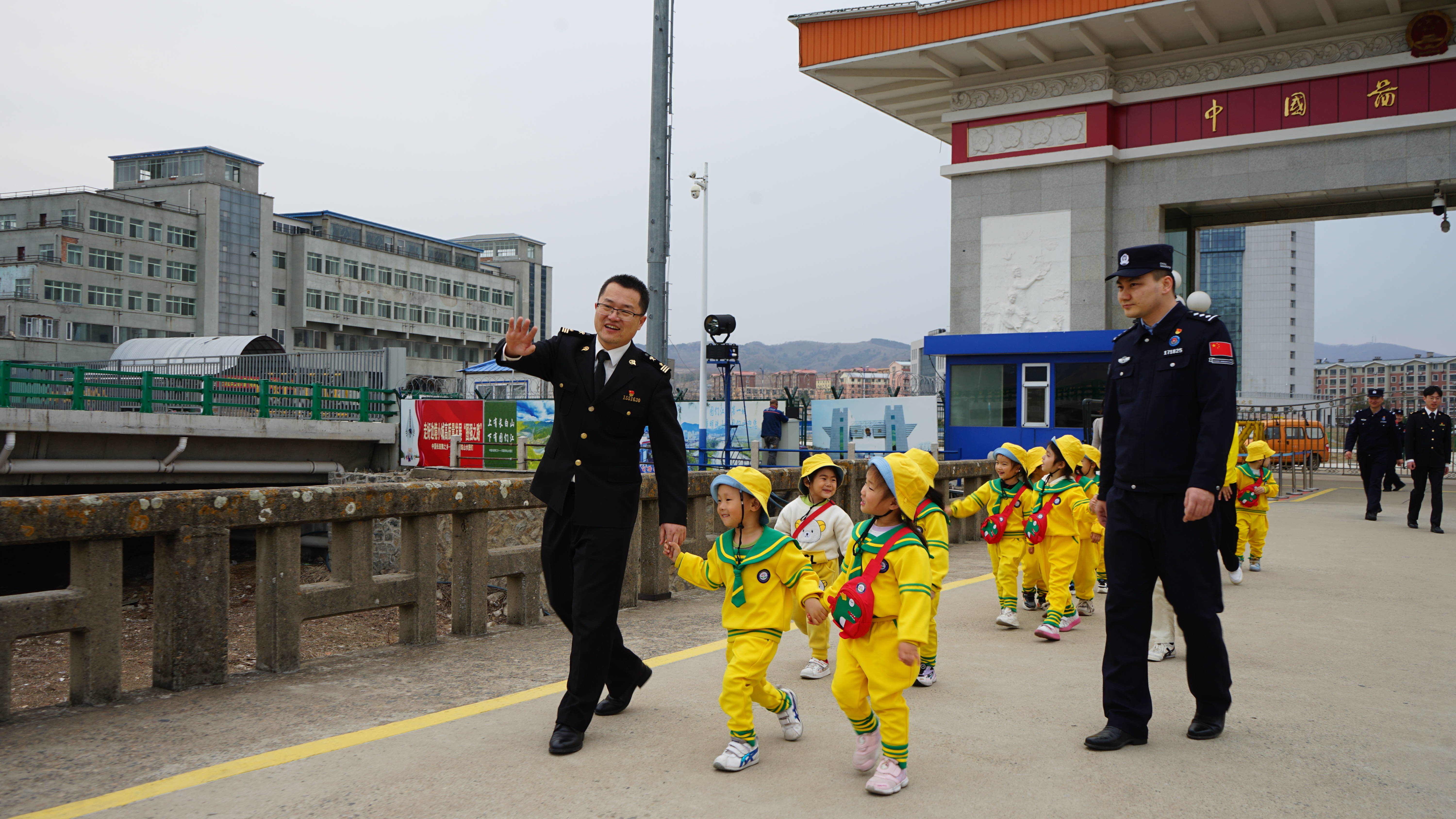 “萌娃邂逅海关 ‘童’心守护国门”