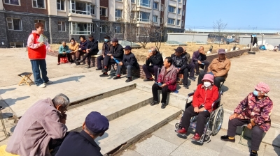 丹江街道江东社区：“板凳宣讲”进小区 安全知识入人心
