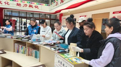 敦化市渤海街道红旗社区联合市图书馆开展“图书捐赠进社区 传递书香暖人心”活动