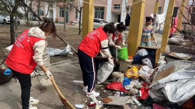 珲春市靖和街道康平社区妇联开展“爱国卫生月”巾帼志愿服务活动