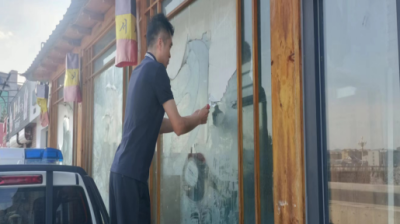 龙井市城建管理监察大队开展清理橱窗广告整治行动