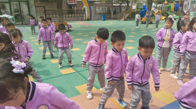 龙井市第二幼儿园开展“欢乐跳皮筋”活动