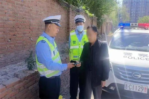 警地融合丨范家屯派出所：民警街头拾手机 及时送还失主