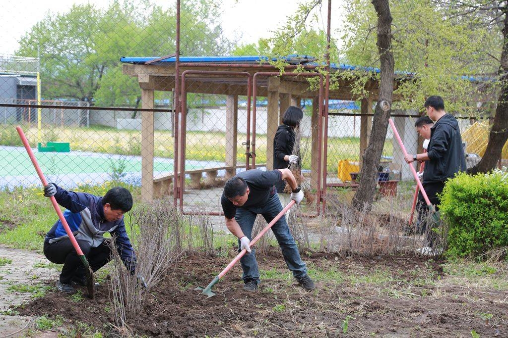延边州生态环境局延吉市分局开展主题植树活动