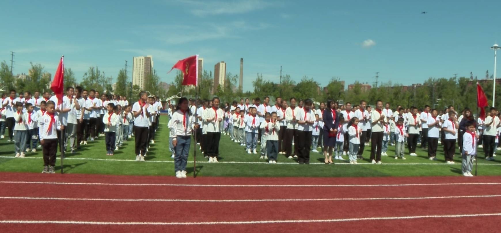 前郭县萨日朗学校157 名新队员加入中国少年先锋队