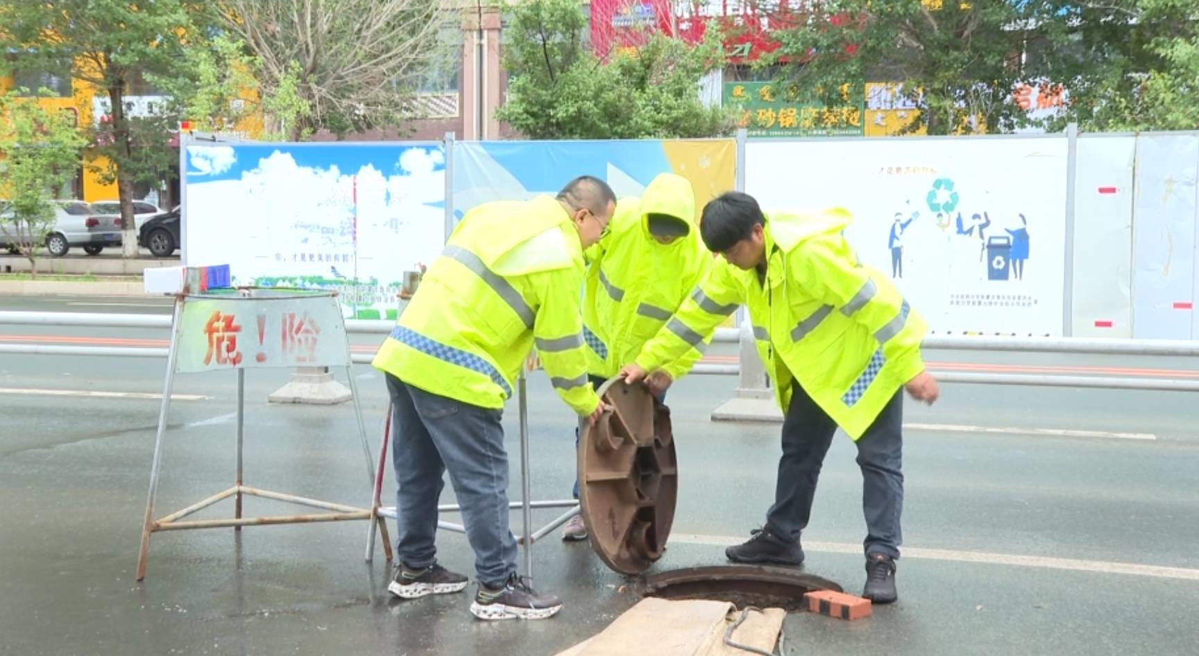 风雨中的坚守：前郭县城市管理行政执法局市政中队为城市排水防涝保驾护航