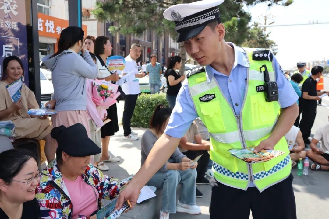 护航中考 交警同行 “一盔一带”不放松 守护平安 “警” 常在
