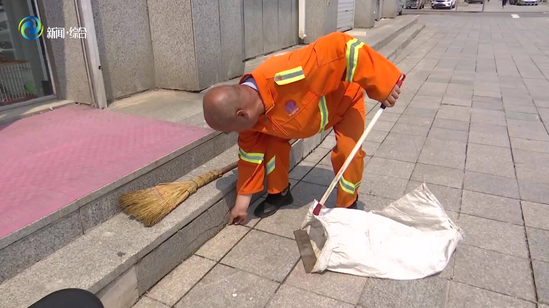 辉南县烈日下的环卫工 用汗水擦亮城市容颜