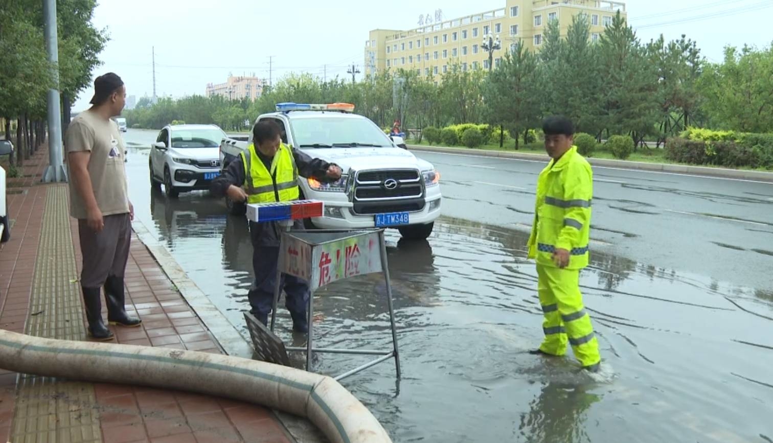 前郭县城区迎强降雨 各部门积极应对