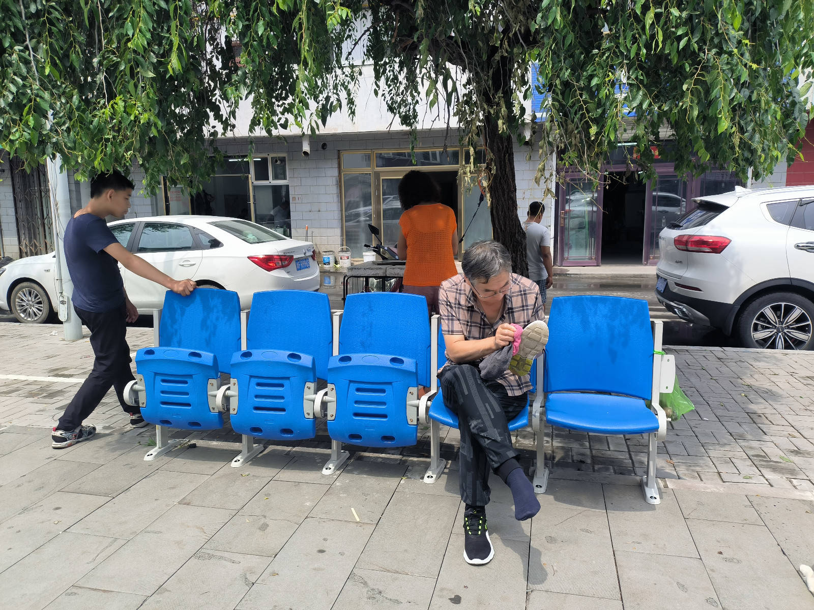 渤海街爱民社区：捐赠爱心座椅 温暖社区居民
