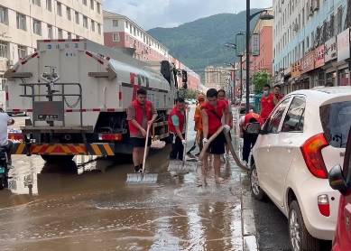 救灾一线“温暖色”  为民服务“志愿红”