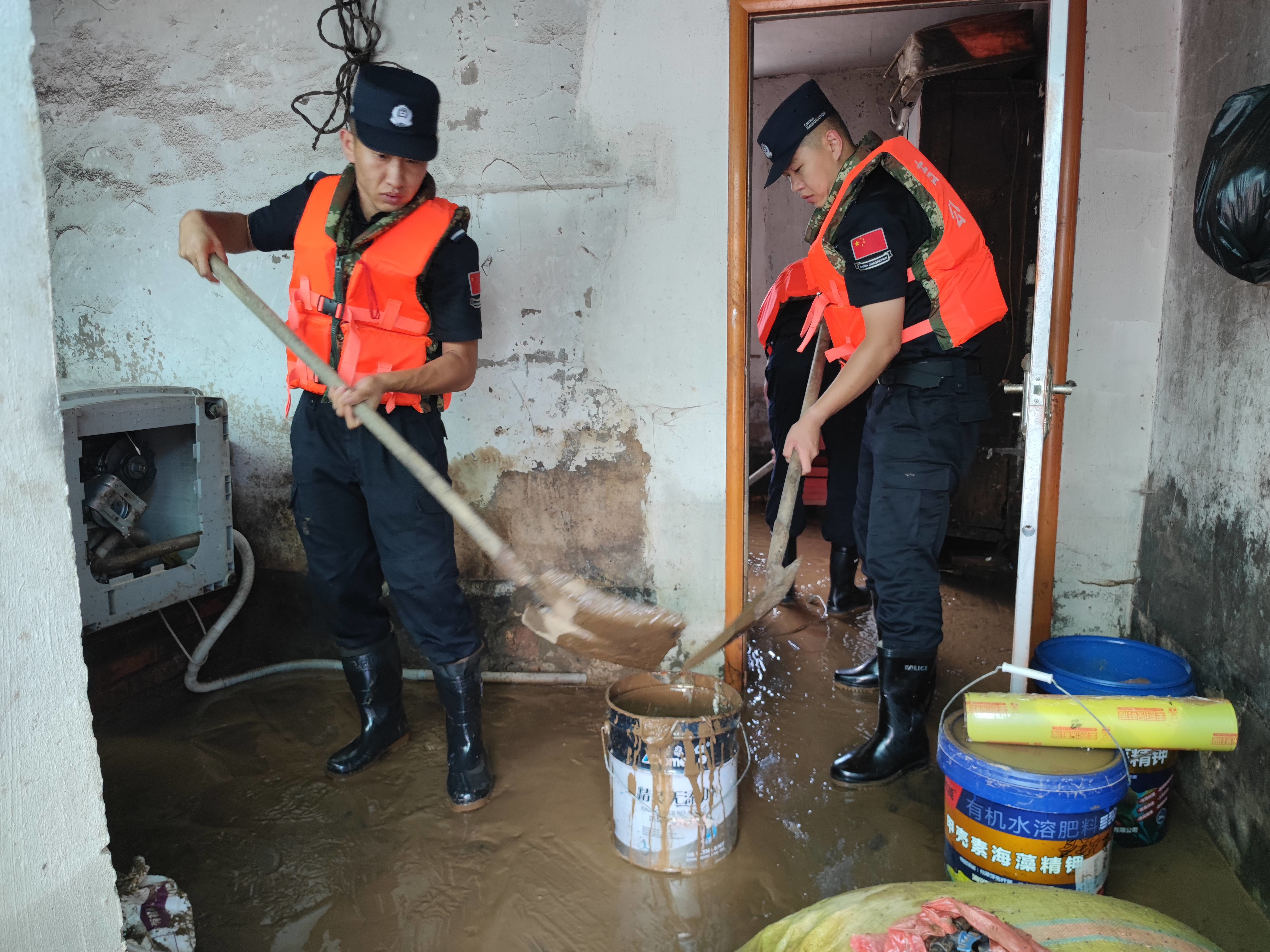 临江 | 移民管理警察帮助受灾群众清理家中淤泥