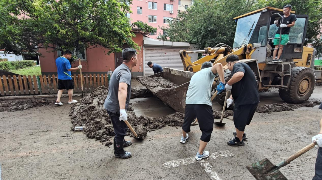 临江市卫生健康和医疗保障局助力包保小区开展防汛及灾后重建工作