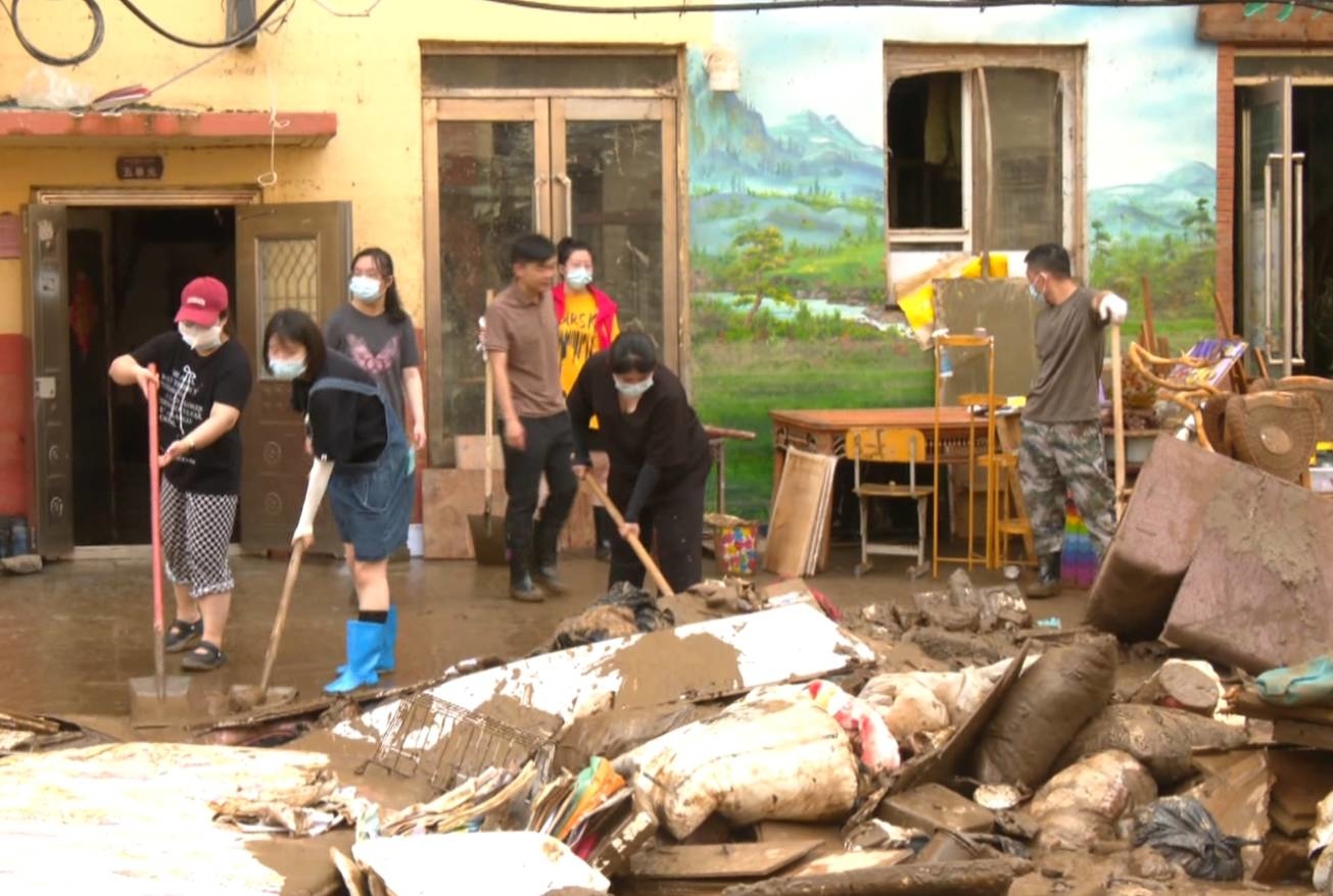 党旗飘扬在防汛抢险灾后重建的一线