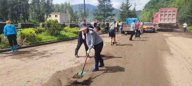 临江市六道沟镇 | 协力清淤疏道路 助力生活焕新颜