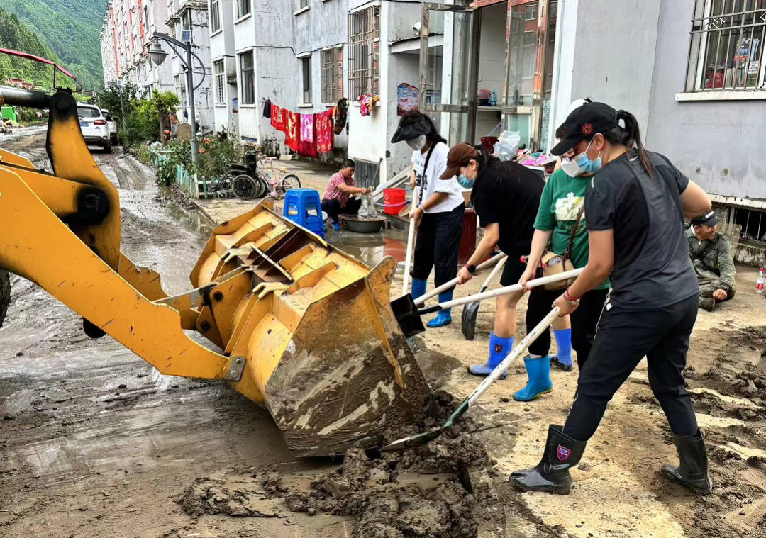 汛后清淤 大湖街道在行动！