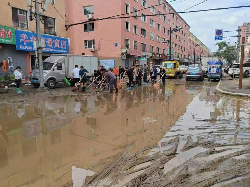 临江市兴隆街道民主社区 | 风雨同行路无阻 暖心志愿度难关