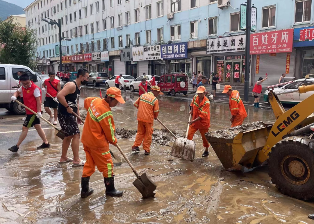 临江环卫战风雨 “洁”尽全力洗城淤