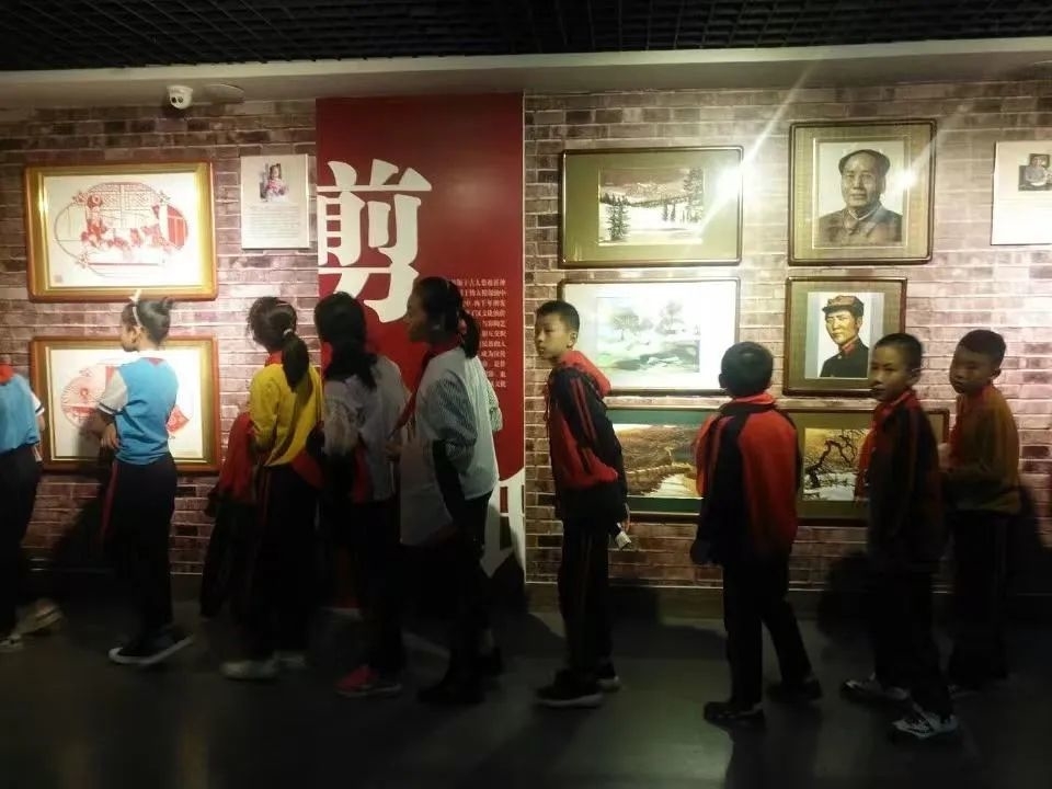 东辽县司法局关工委联合宴平小学开展“传承红色基因 争当强国少年”主题实践活动