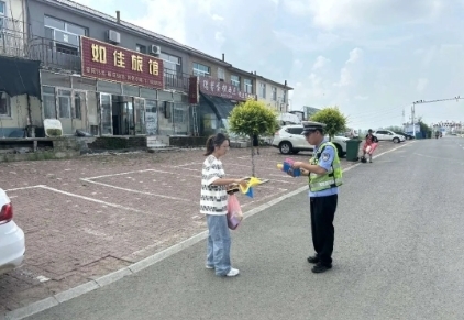 东辽交警走进农村开展“美丽乡村行”交通安全宣传活动