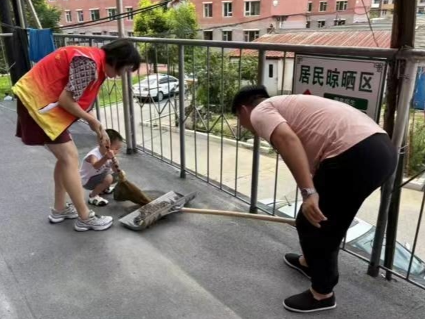 辉南县西凤街道泰安社区包保单位持续深入小区整治环境卫生