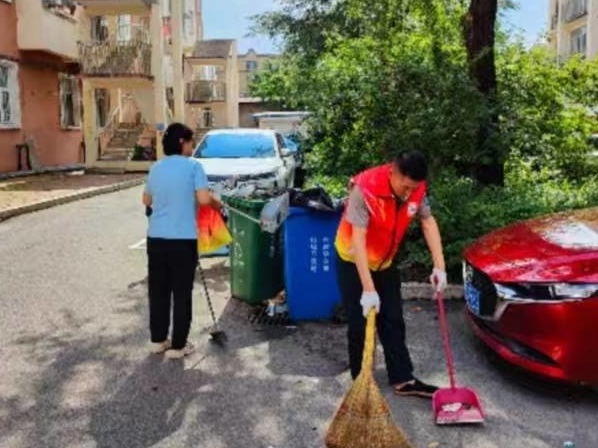 ​辉南县东凤街道东街社区及共建单位深入小区清理环境卫生