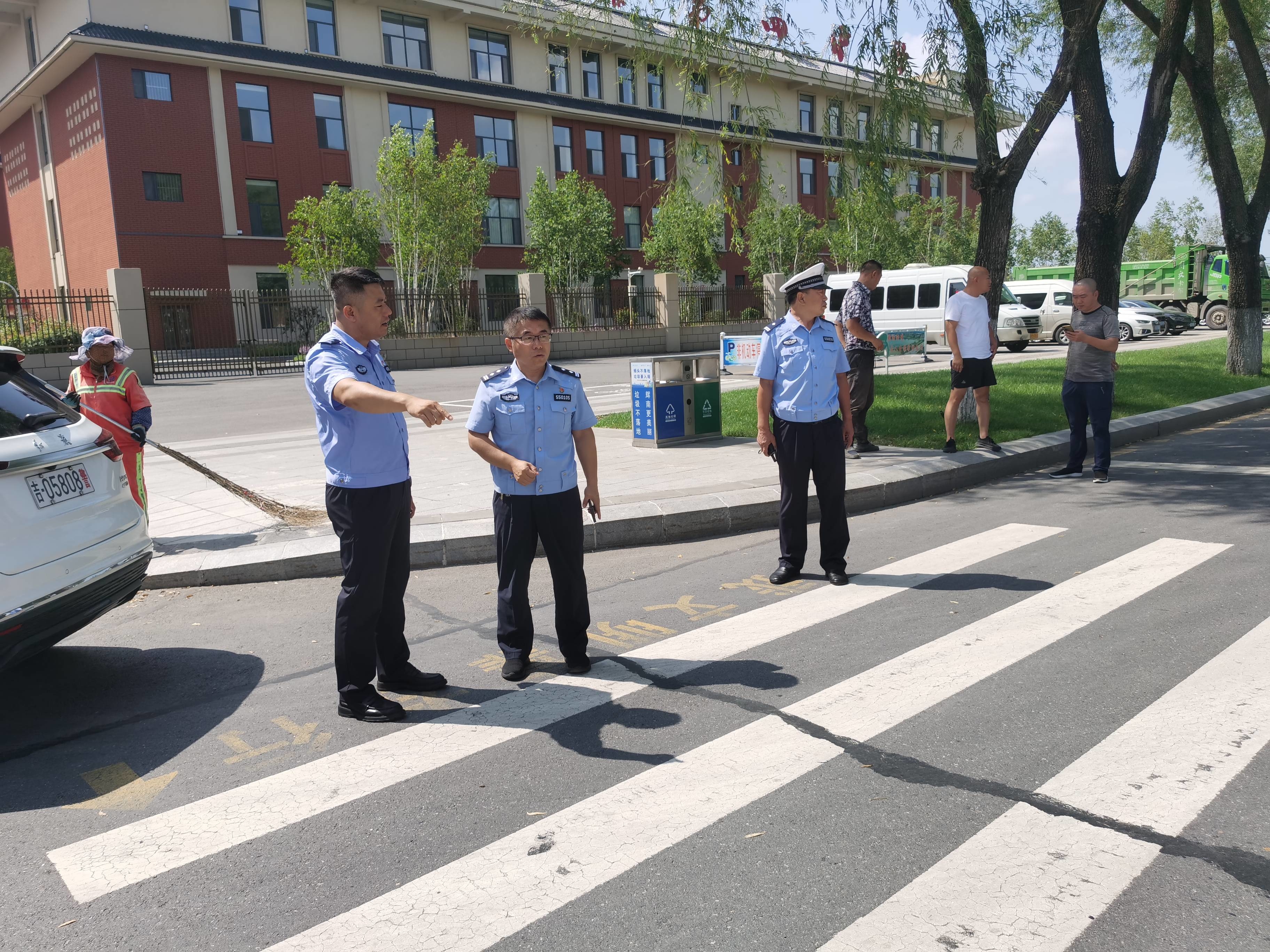 辉南县住建局 交管大队共同对学校周边道路安全隐患进行检查