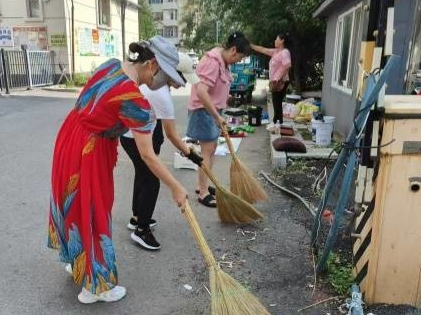 辉南县农业农村局深入包保小区清扫环境卫生