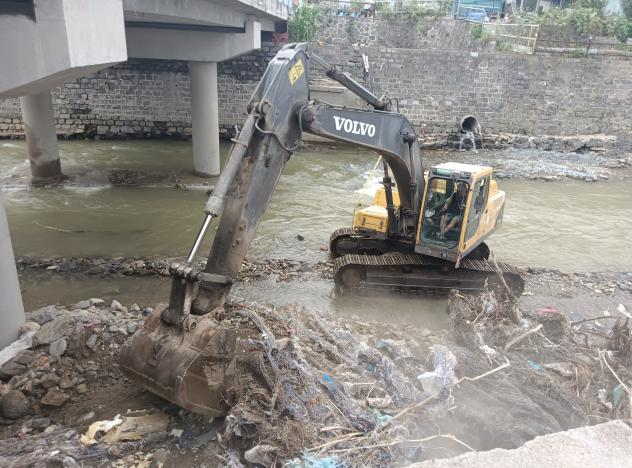 临江市森工社区新时代文明实践站 | 清理河道垃圾 共筑水清岸绿