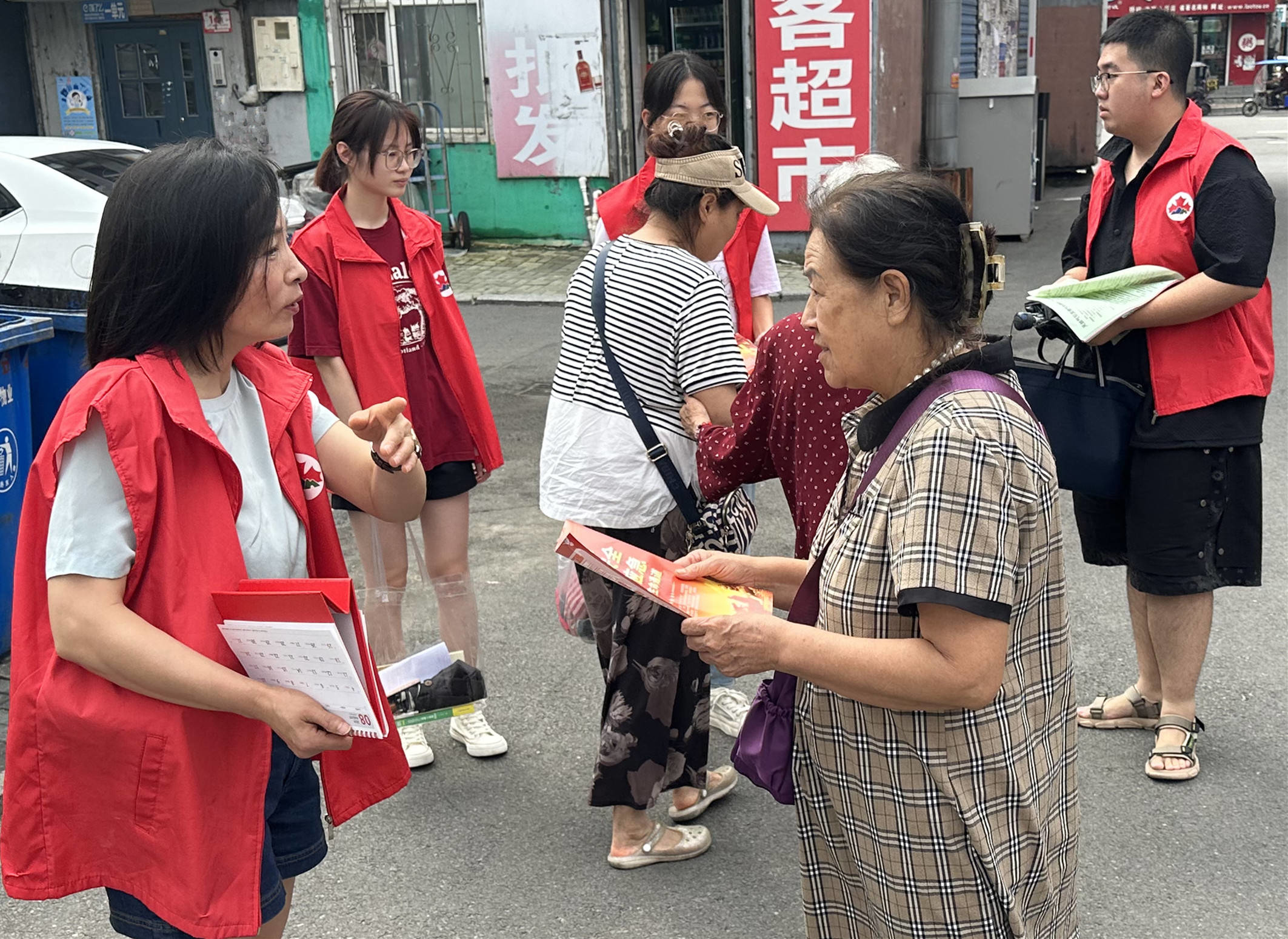 【新时代文明实践】蛟河市民主街首钢社区开展法律法规进社区宣传活动