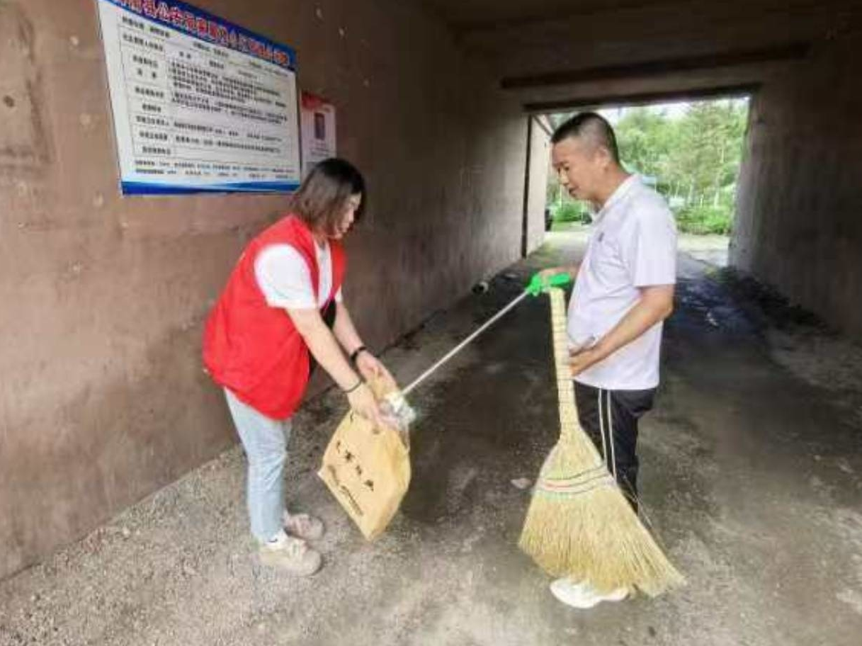 辉南县朝辉街道惠民社区联合包保单位持续深入小区进行环境卫生整治