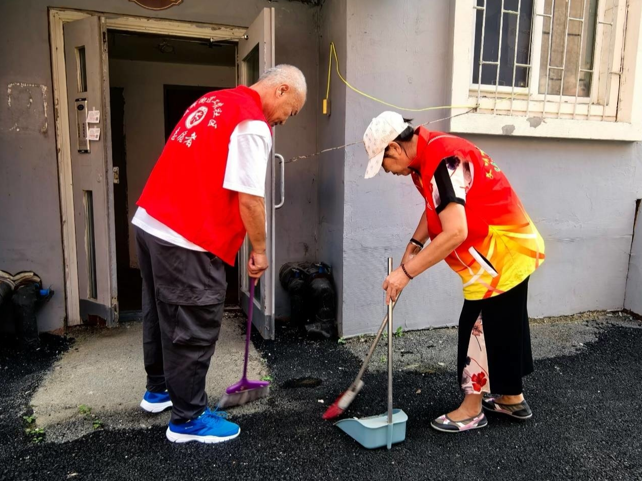 辉南县朝辉街道工农社区持续深入小区进行环境卫生清理