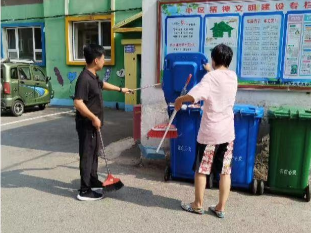 辉南县朝辉街道花园社区联合包保单位持续深入综园小区进行环境卫生整治