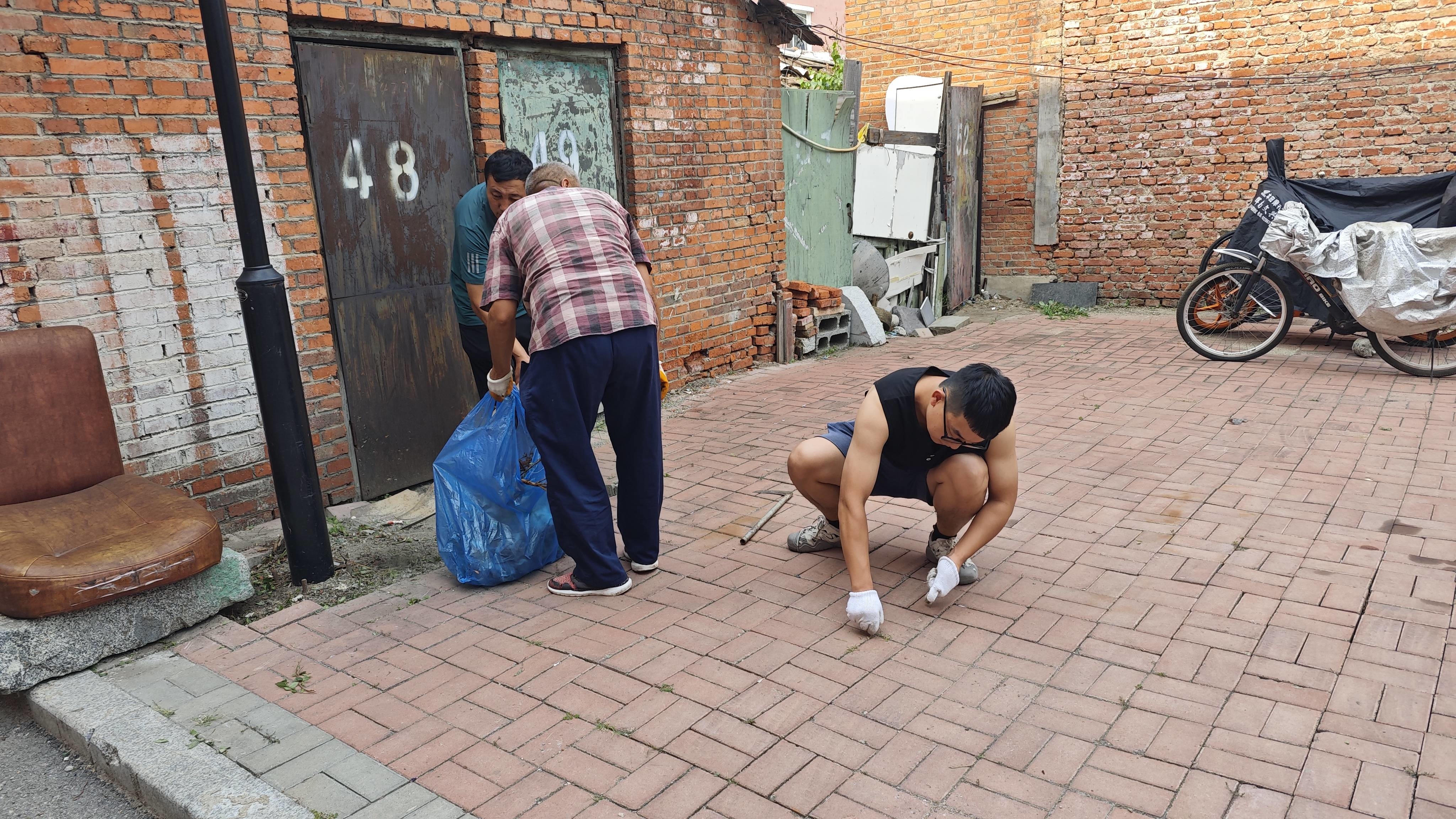 辉南县西凤街道爱国社区网格员在小区进行环境卫生整治