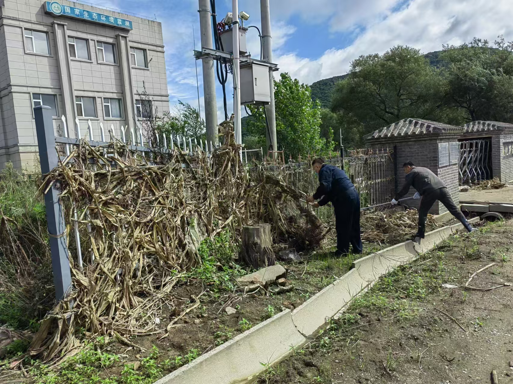 敦化市生态环境监测站开展水质监测站卫生清扫