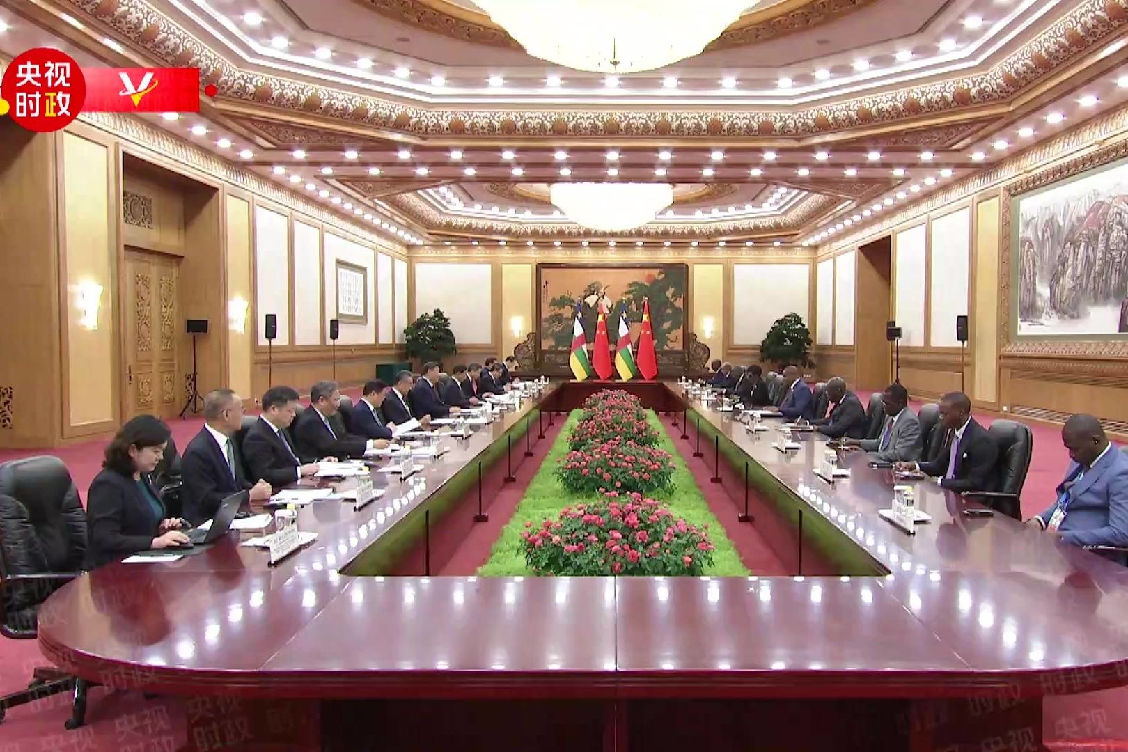 独家视频丨习近平会见中非总统：中国同中非共和国虽然远隔重洋 但始终携手并肩 心心相印
