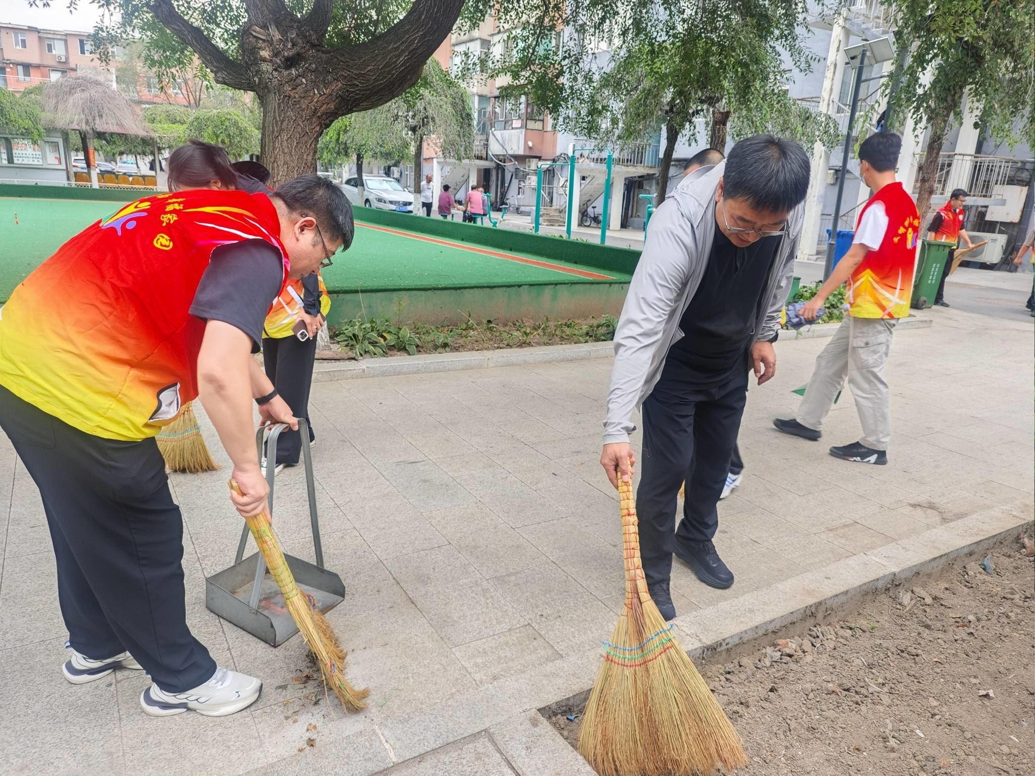 辉南县朝辉街道惠民社区联合包保单位到小区清理环境卫生