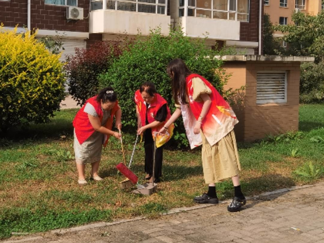 辉南县​朝辉街道工农社区联合包保单位深入小区清理环境卫生