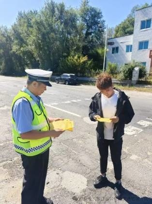 东辽交警大队走进辖区农村开展秋季交通安全宣传活动