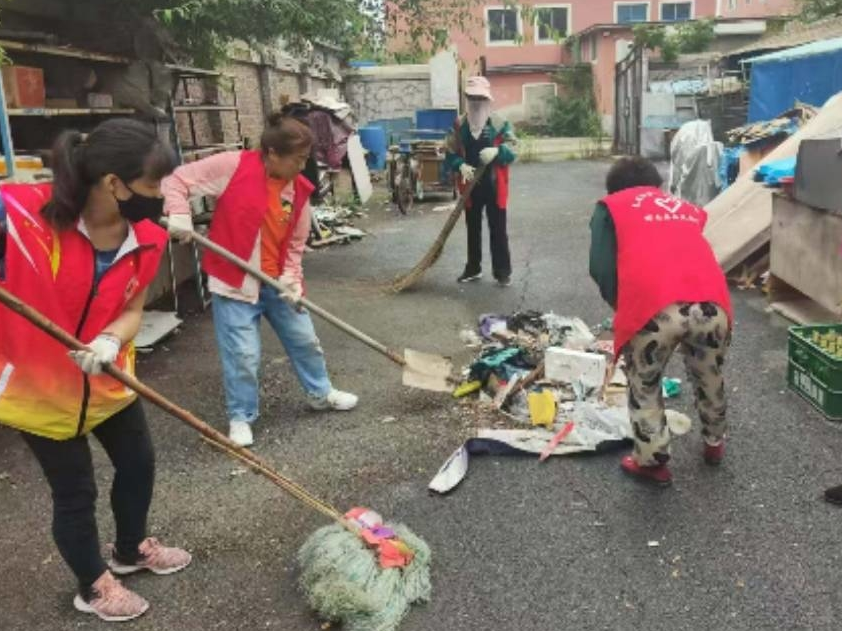 辉南县西凤街道泰安社区持续深入小区清理环境卫生