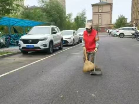 辉南县西凤街道卓越社区与物业工作人员开展每日巡查整治小区环境卫生活动