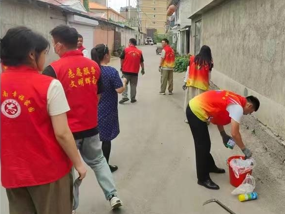 ​辉南县朝辉街道花园社区联合包保单位深入五中东平房进行环境卫生整治