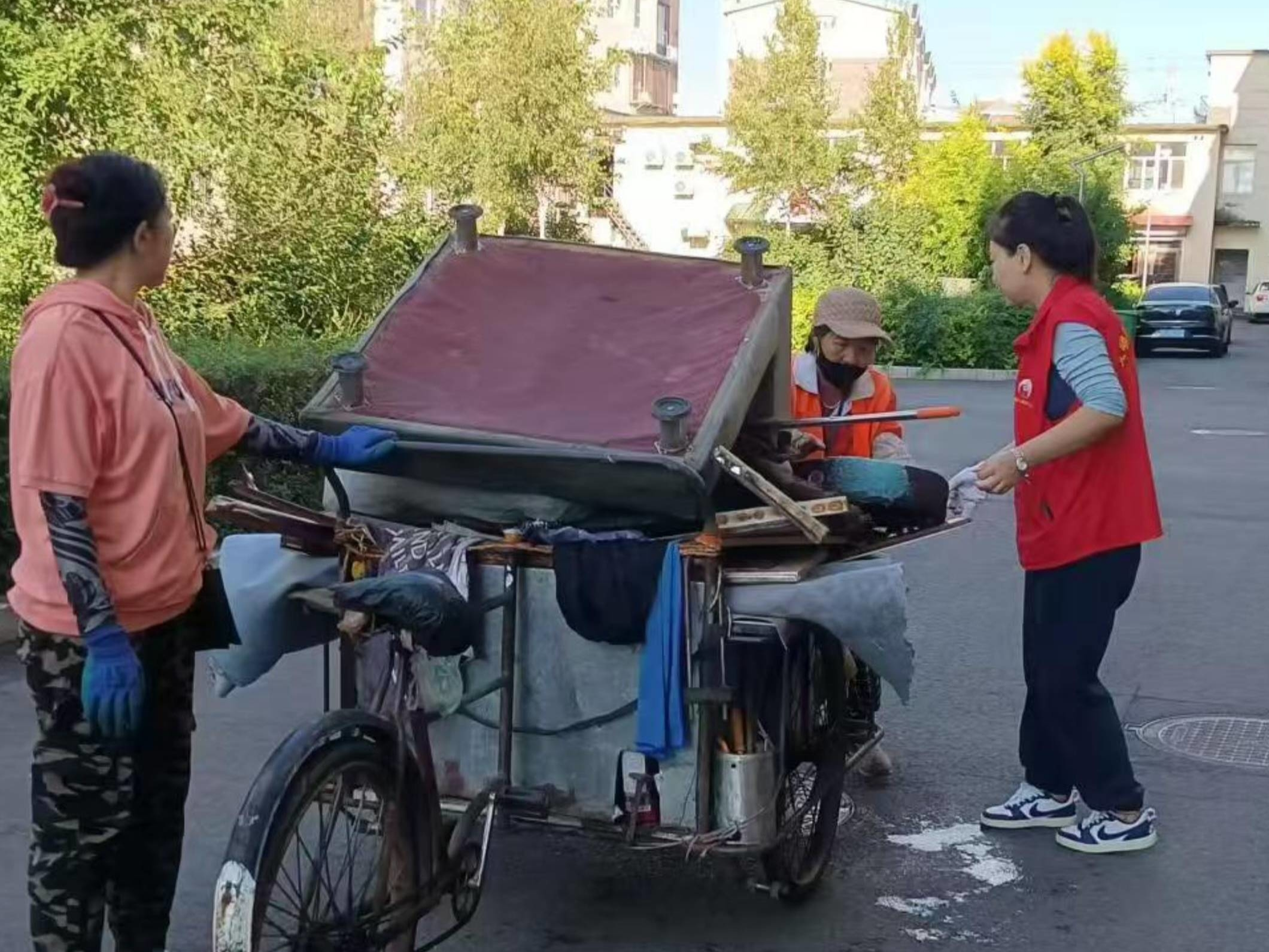 辉南县西凤街道爱国社区持续到小区打扫卫生