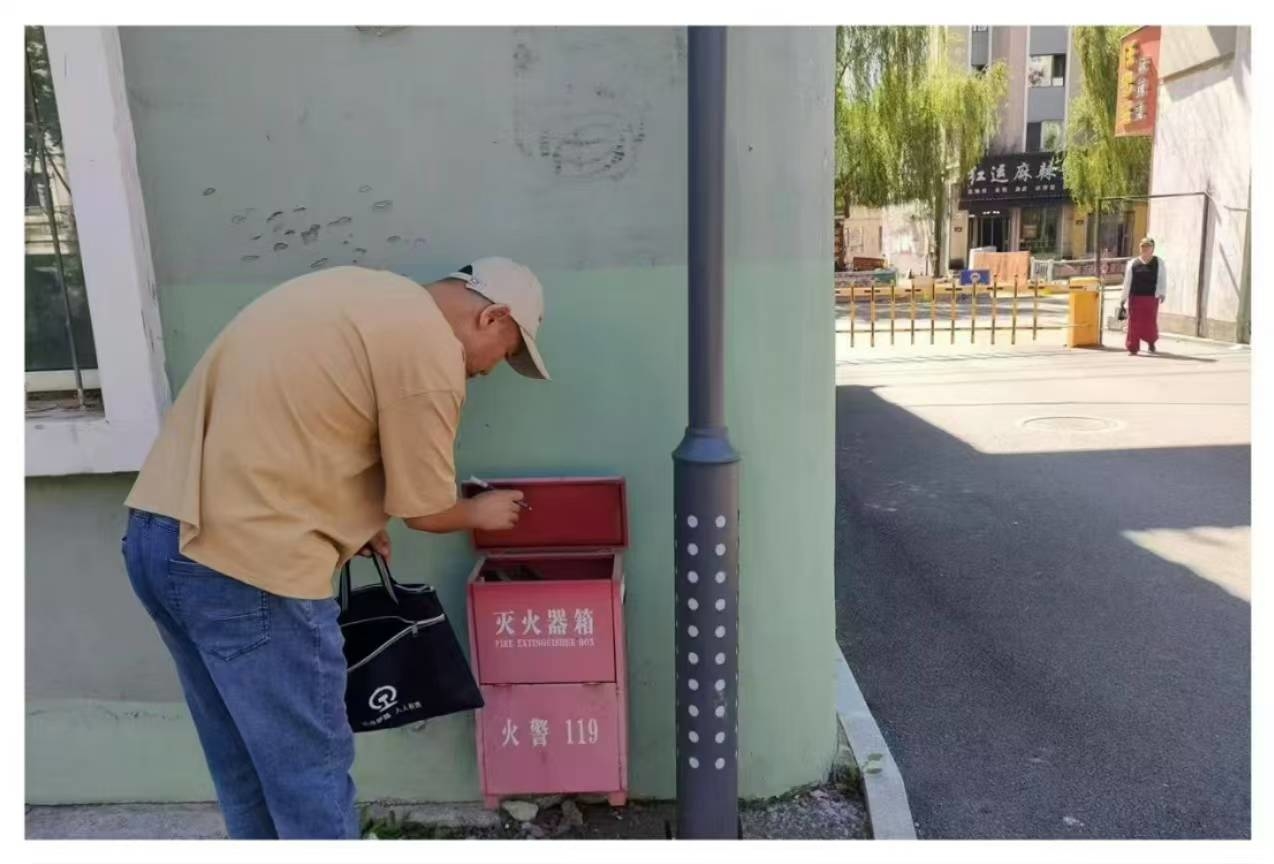 辉南县朝辉街道惠民社区持续到小区清理卫生