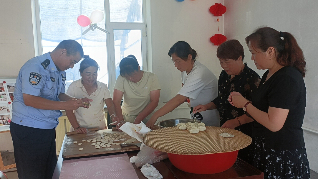 临江市六道沟镇宝山社区开展““月满中秋时 共包团圆饺”中秋节主题活动