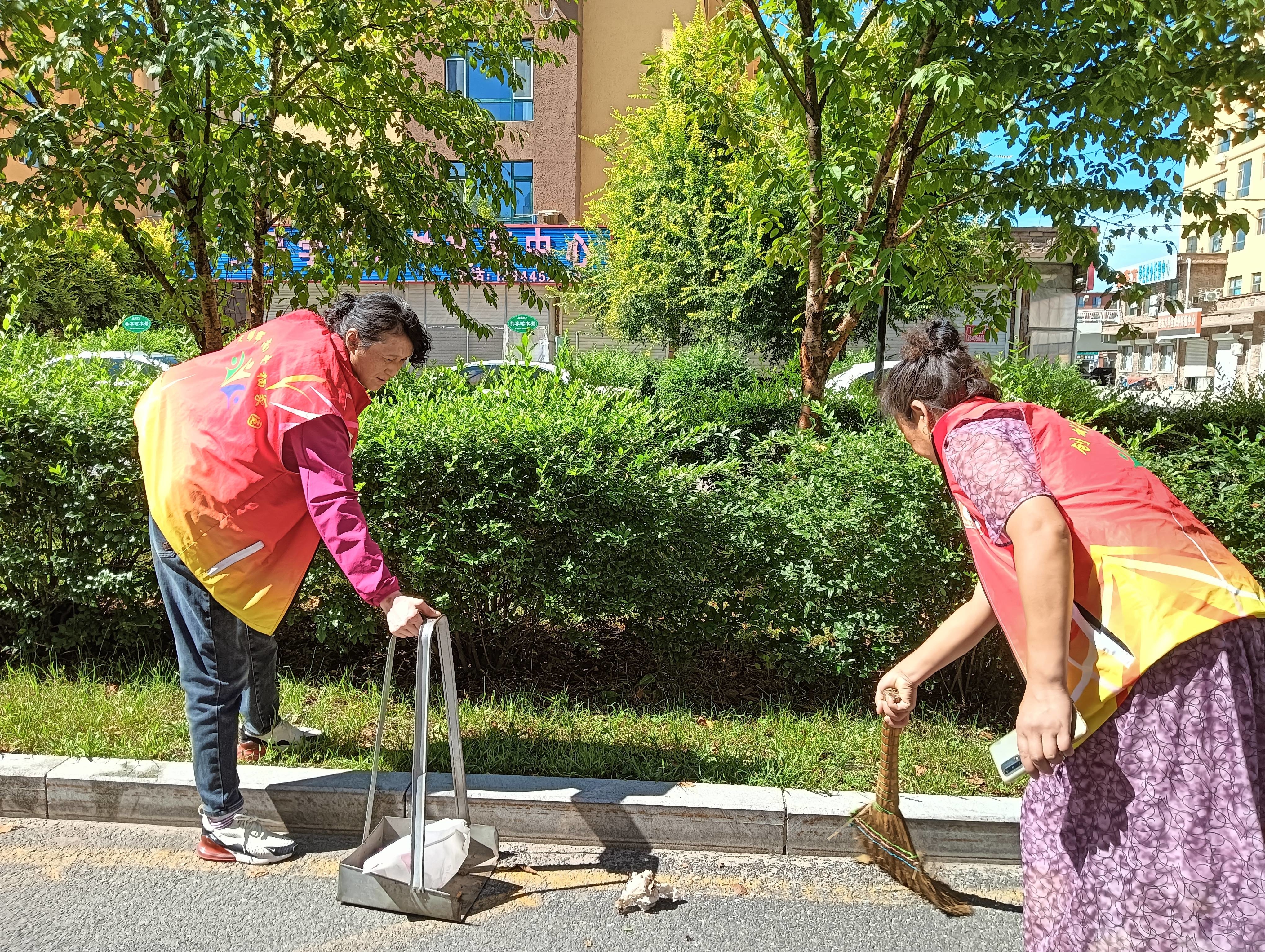 辉南县东凤街道兴工社区持续到小区清理楼道和院内卫生