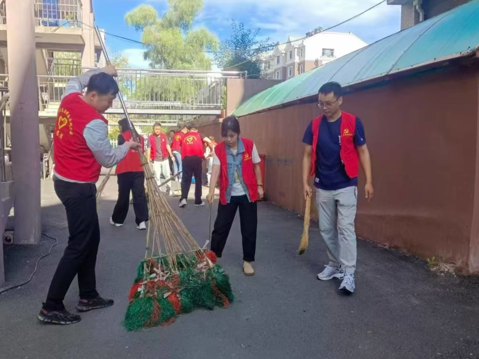 辉南县朝辉街道工农社区联合包保单位持续深入小区清理环境卫生