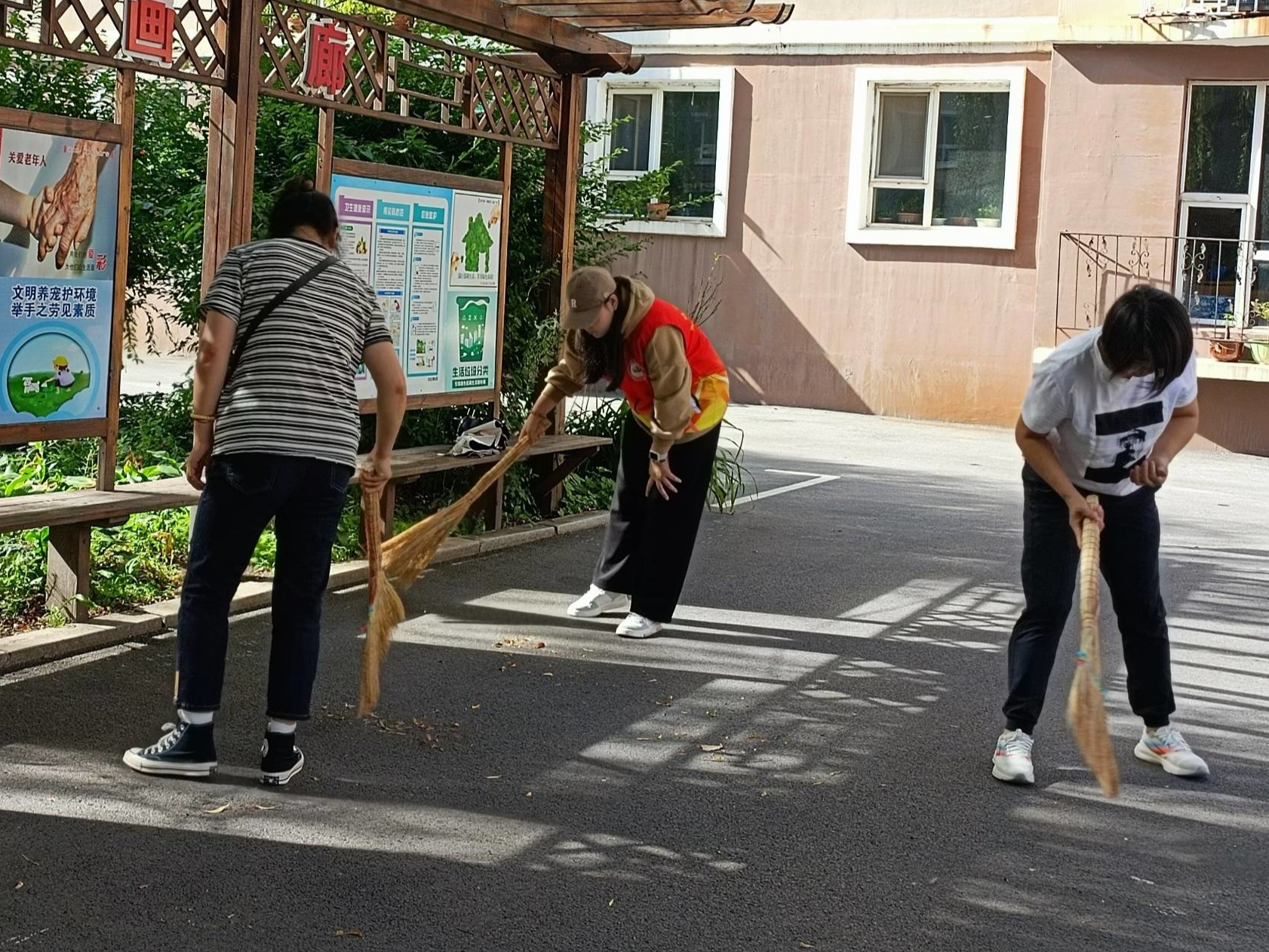 辉南县朝辉街道工农社区联合包保单位持续深入小区清理卫生