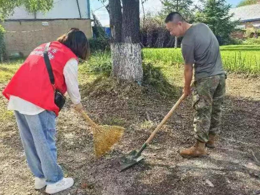 辉南县朝辉街道惠民社区联合包保单位深入小区清理卫生及杂物